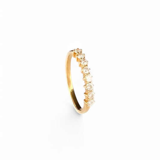 Media alianza de oro amarillo de 18kt con 8 diamantes talla brillante de 0,03ct cada uno y engarce de grapas. Alianzas de compromiso baratas en Barcelona

