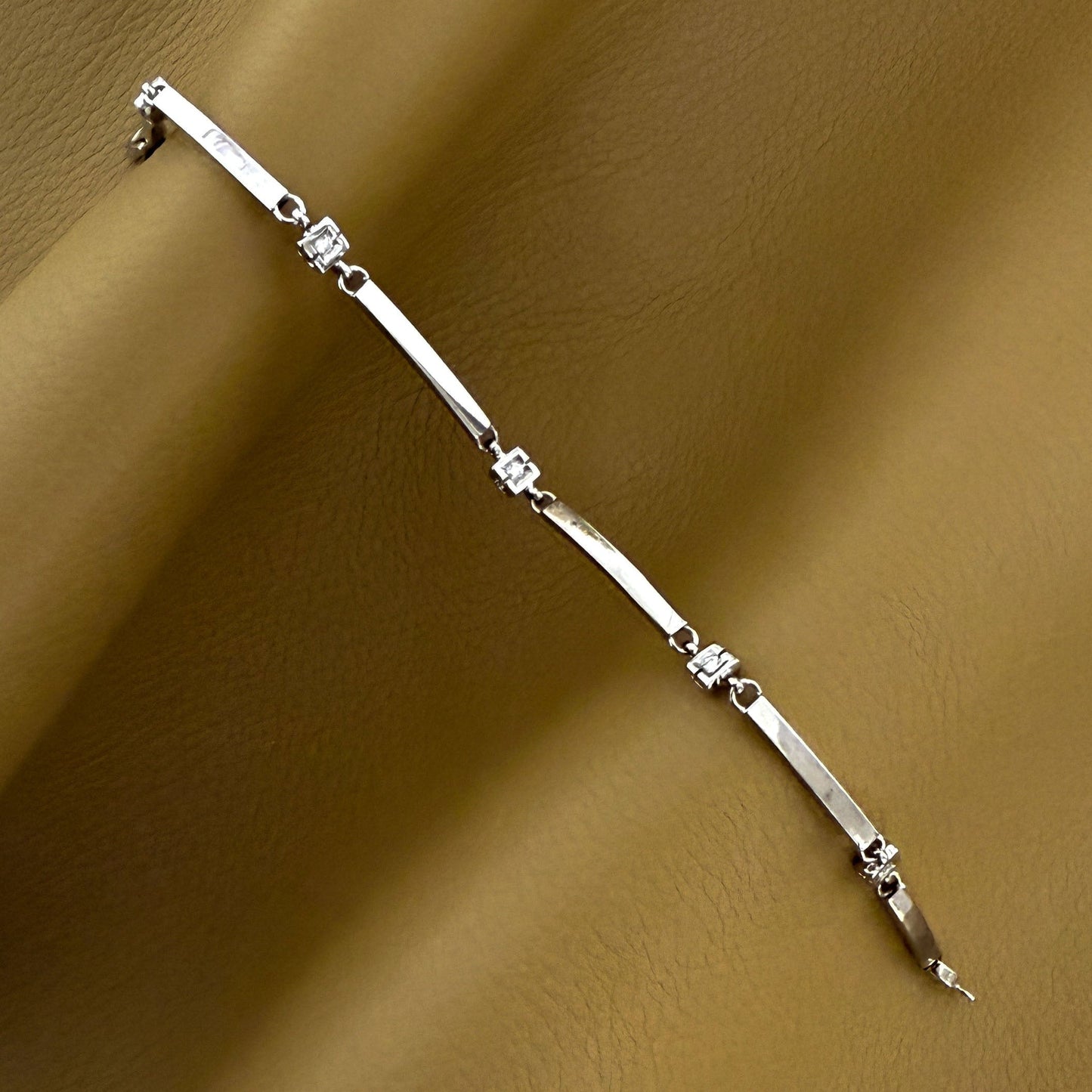 16738GV - Pulsera semirígida de Oro blanco 18kt y diamantes