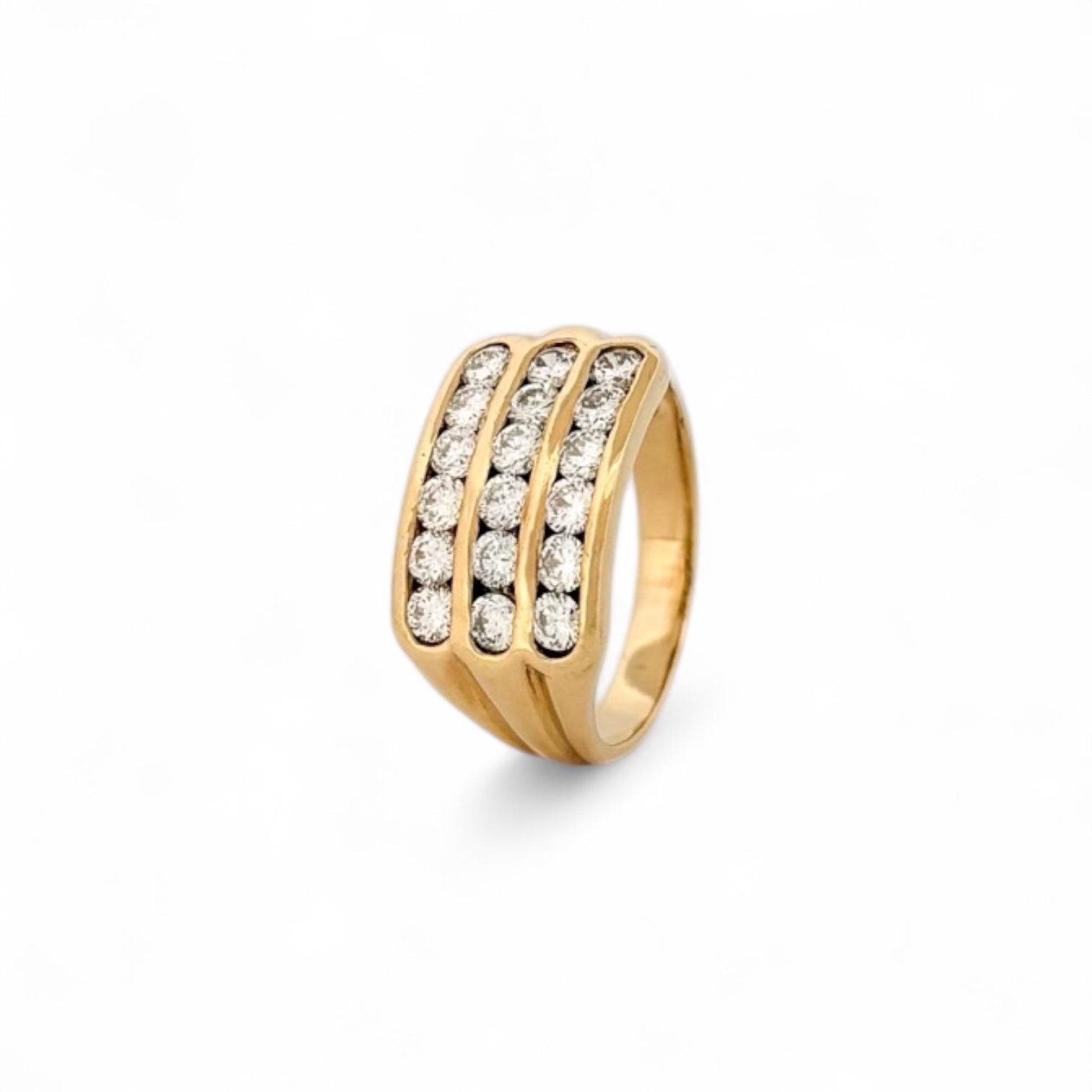 Anillo de oro amarillo de 18kt con 18 diamantes talla brillante de 0,07ct cada uno y 1,26ct en total. Anillos al mejor precio en Barcelona.