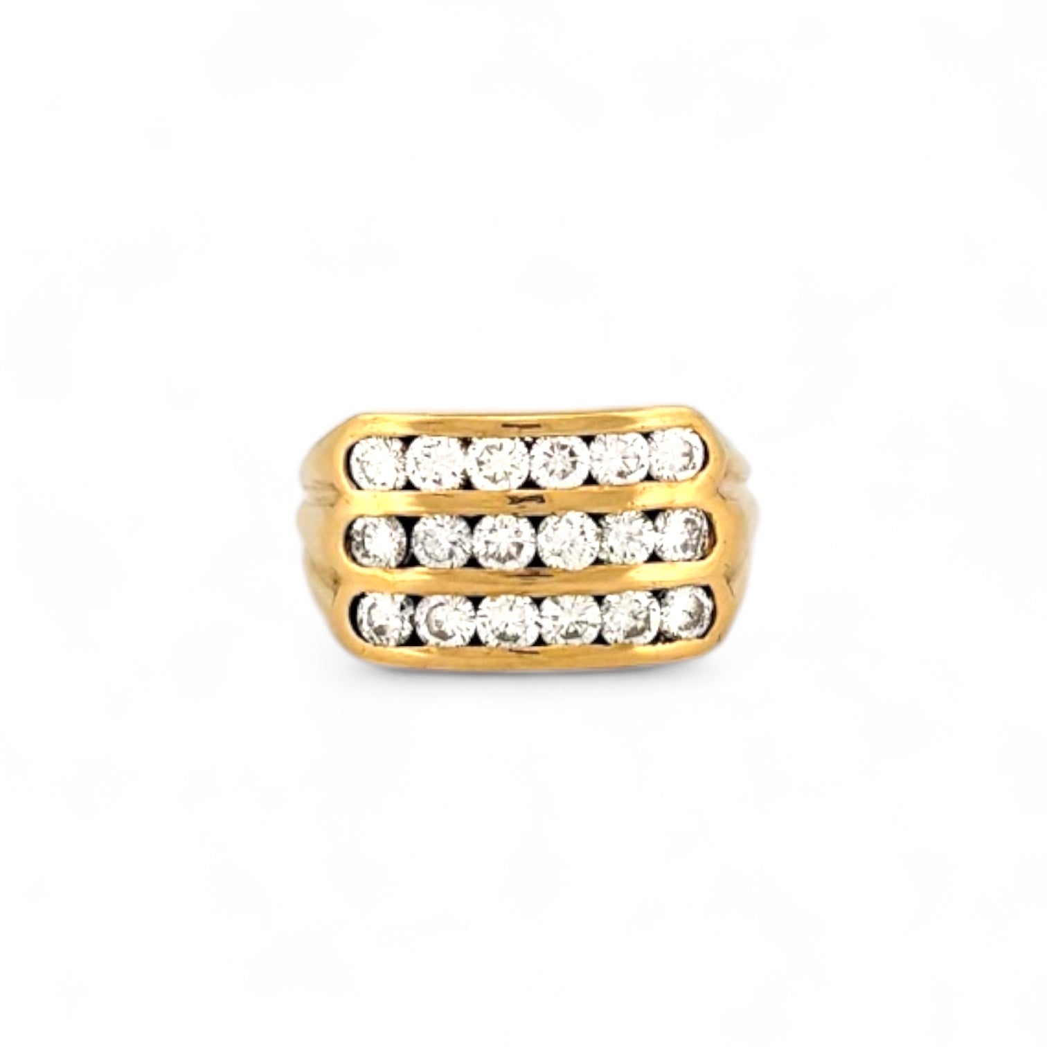 Anillo de oro amarillo de 18kt con 18 diamantes talla brillante de 0,07ct cada uno y 1,26ct en total. Anillos al mejor precio en Barcelona.