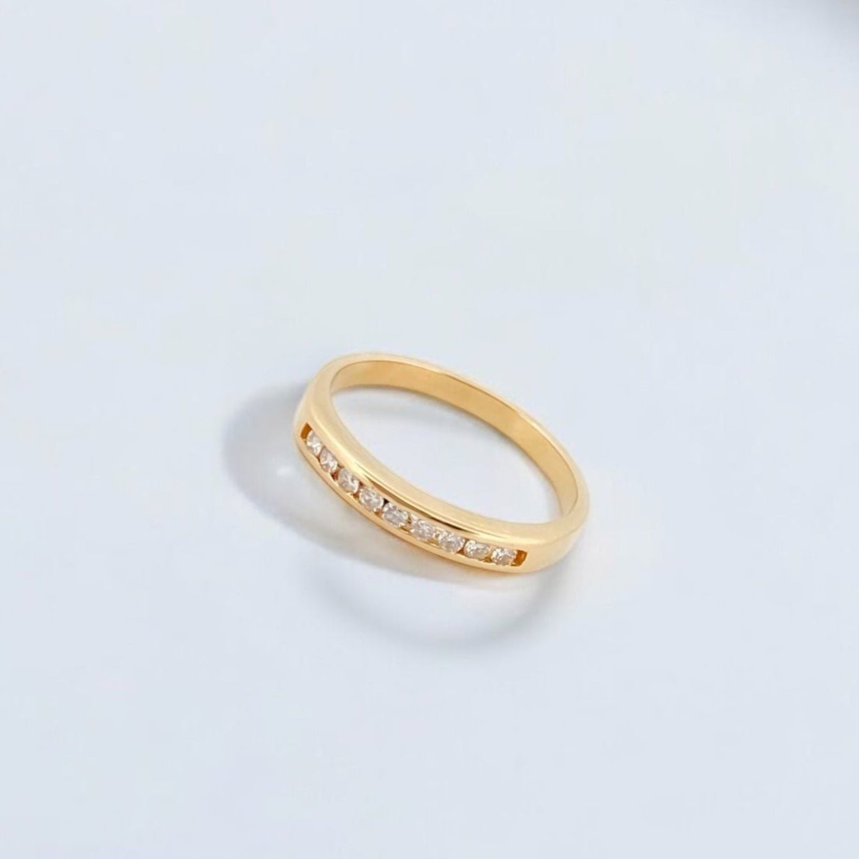 Media alianza oro amarillo 18kt con carril 9 brillantes. Joyería compro oro, dónde comprar y vender joyas al mejor precio en Barcelona. Joyas de segunda mano al mejor precio, envío gratuito. Anillos de compromiso baratos.
