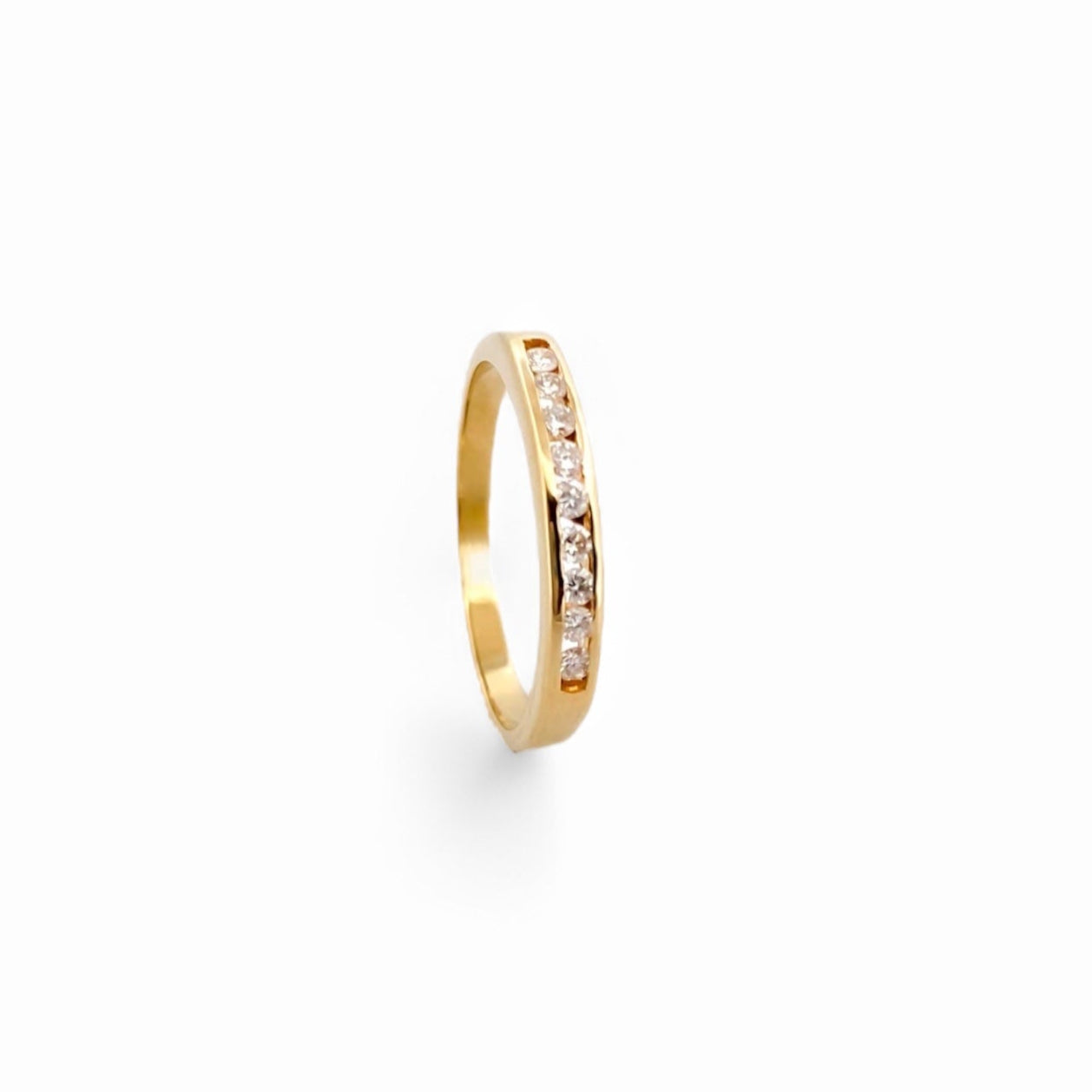 Media alianza oro amarillo 18kt con carril 9 brillantes. Joyería compro oro, dónde comprar y vender joyas al mejor precio en Barcelona. Joyas de segunda mano al mejor precio, envío gratuito. Anillos de compromiso baratos.