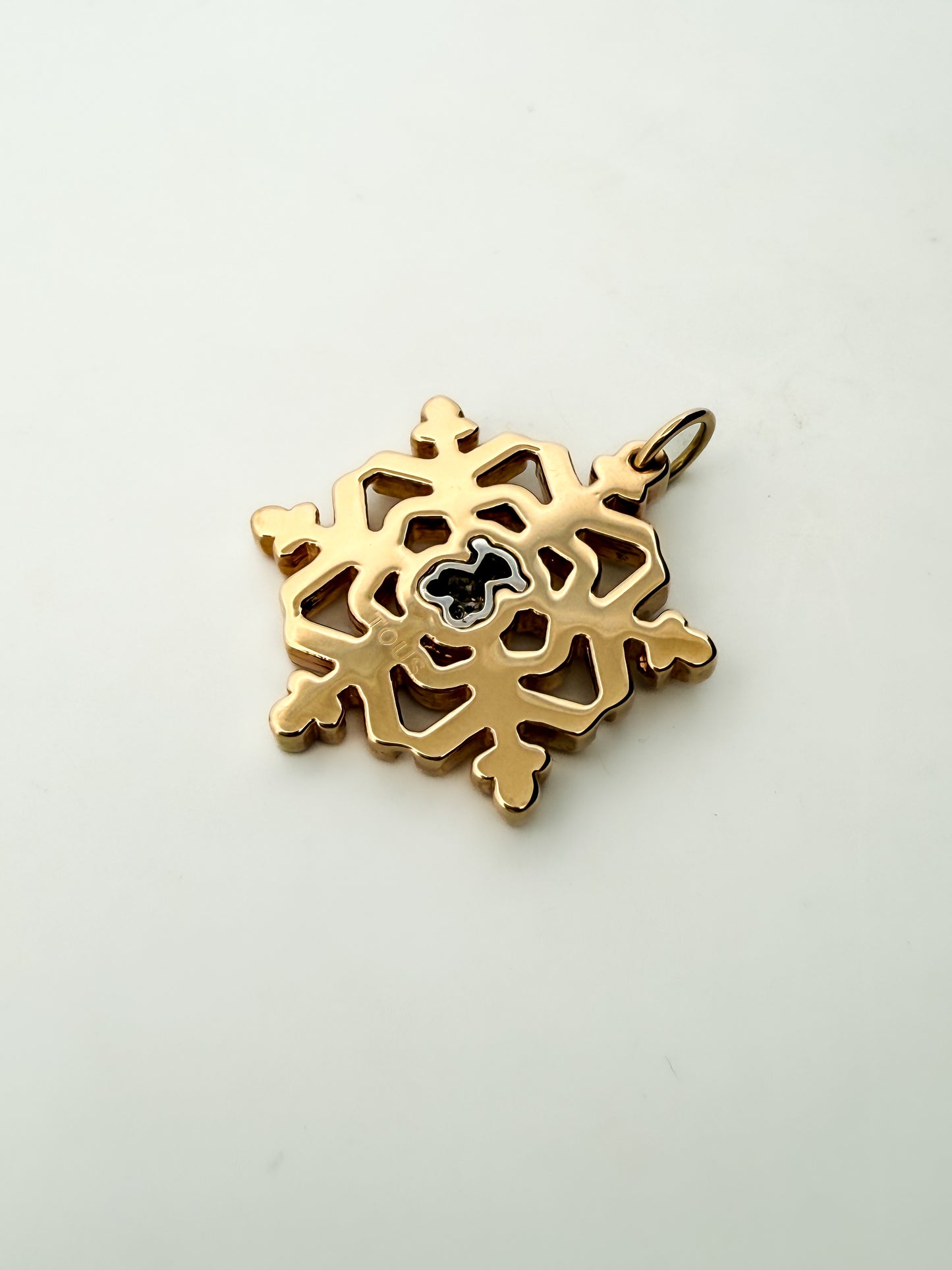 Colgante de la firma TOUS realizado en oro amarillo y blanco de 18kt en forma de copo de nieve y oso en la parte central con pavé de de diamantes. Joyas Tous.

