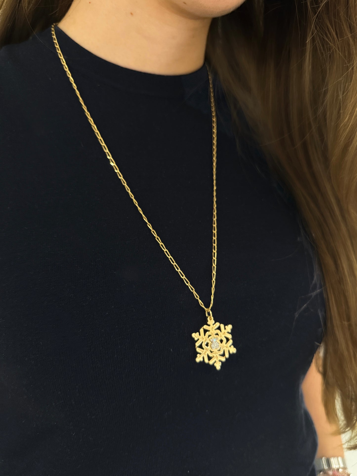 Colgante de la firma TOUS realizado en oro amarillo y blanco de 18kt en forma de copo de nieve y oso en la parte central con pavé de de diamantes. Joyas Tous.
