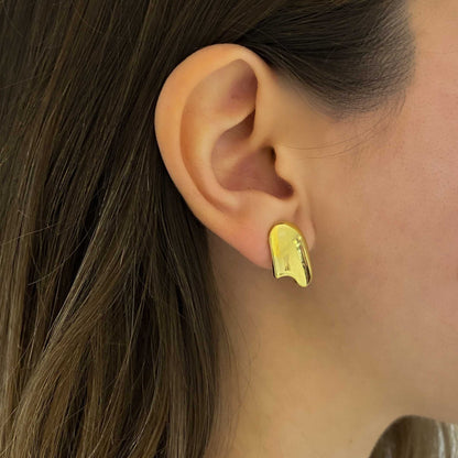 Pendientes de oro amarillo de 18kt con cierre tipo omega.
Peso: 4,46g
Medida: 20mm de largo x 11mm de ancho.
Material: Oro amarillo de 18kt.
Joyería compro oro en Barcelona y Mataró, dónde comprar y vender oro al mejor precio.