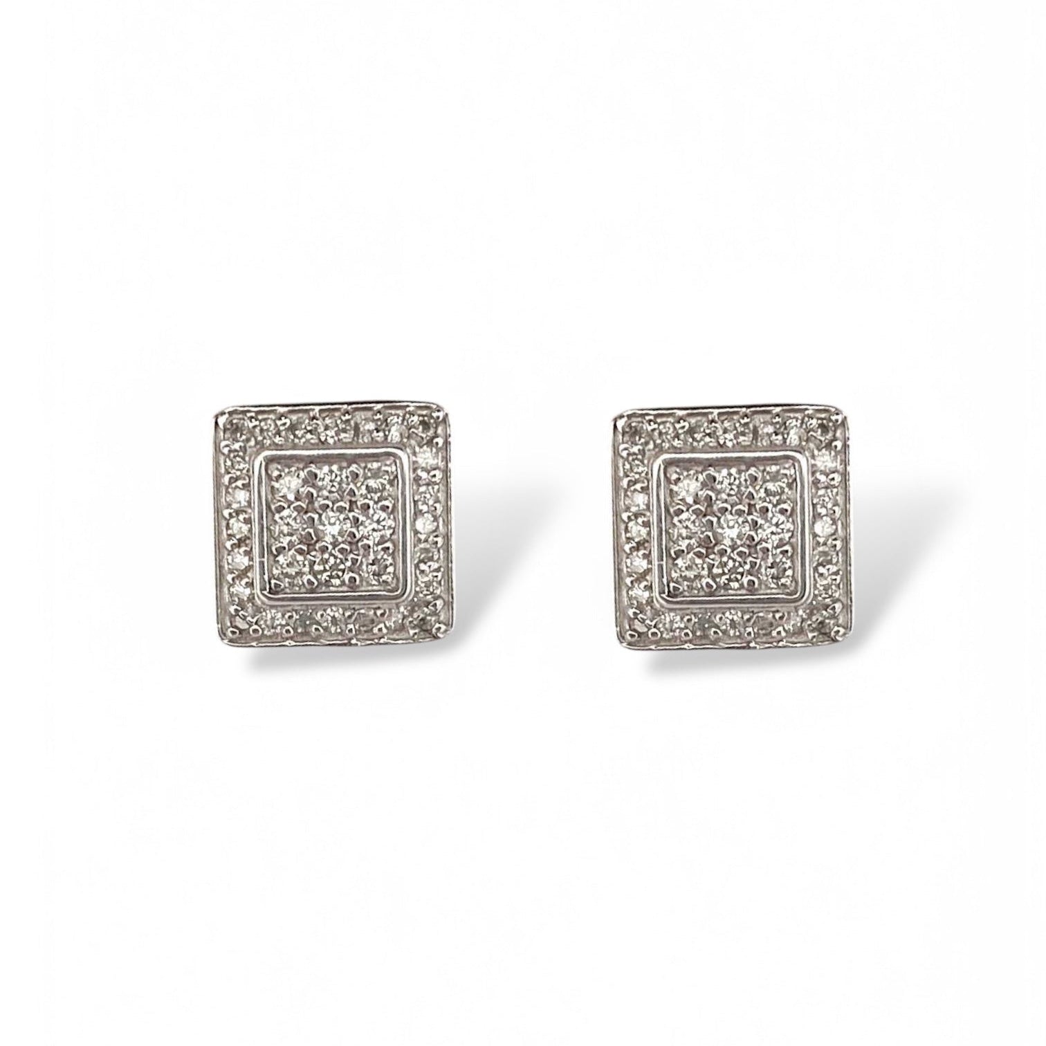 Comprar pendientes tu y yo de oro blanco de 18kt con pavé cuadrado de diamantes talla brillante y perla negra. Estos pendientes tienen la particularidad de poder usarse de dos formas distintas, con perla o sin perla. Cierre a presión. Comprar pendientes segunda mano en barcelona. Comprar oro en Barcelona. Restauración de joyas en Barcelona.