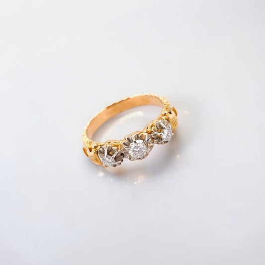 Anillo tresillo antiguo oro amarillo 18kt y brillantes. Talla original: 13,5. 3 diamantes talla antigua de 0,3ct. Anillos al mejor precio en Barcelona.
