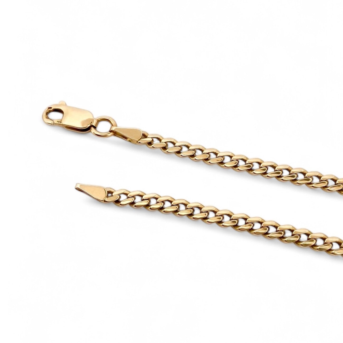 Cadena realizada en oro amarillo de 18kt con cadena barbada tipo cubana plana. Medida: 65cm de largo y cierre tipo reasa. Joya unisex. Envío gratis.