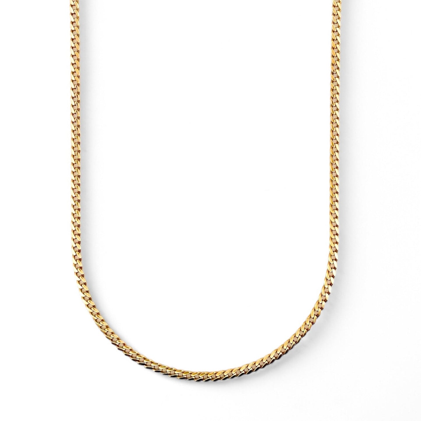 Cadena realizada en oro amarillo de 18kt con cadena barbada tipo cubana plana. Medida: 65cm de largo y cierre tipo reasa. Joya unisex. Envío gratis.