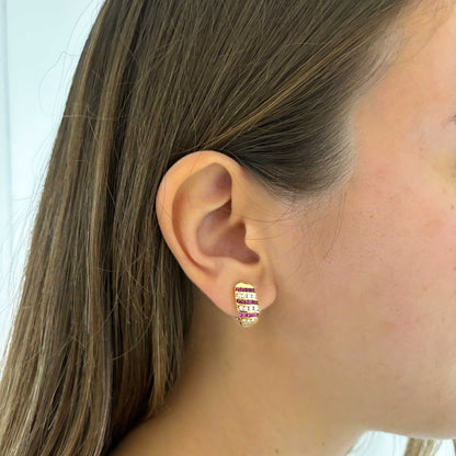 Pendientes de oro amarillo de 18kt con 17 diamantes y 12 rubíes talla brillante en cada pendiente. Estos pendientes tienen una medida de 22,25mm de alto y 13,05mm de ancho. Joyas de segunda mano, restauración y creación de joyas, compro oro Barcelona. Joyeria Ian'Or dónde comprar y vender oro y joyas al mejor precio en Barcelona.