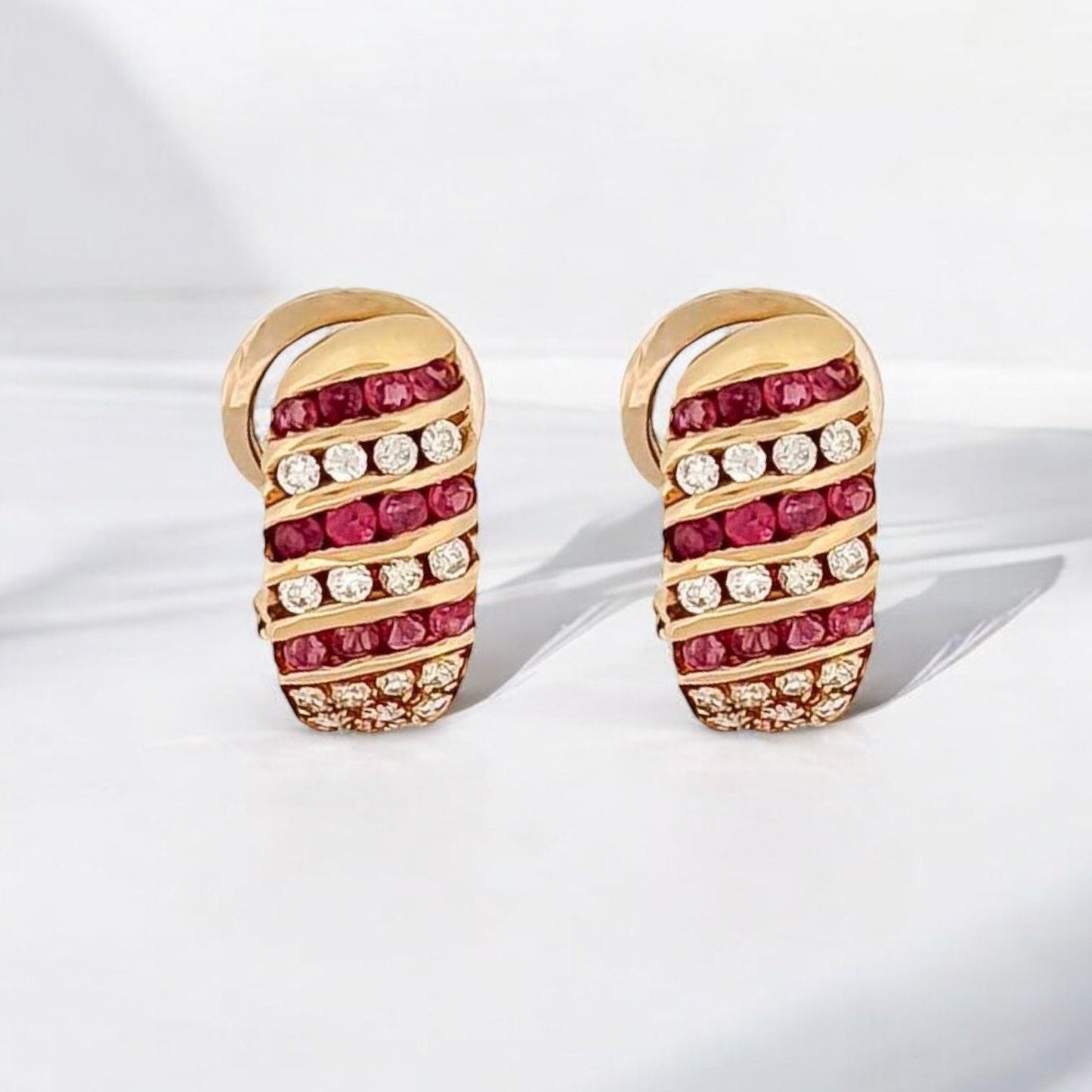 Pendientes de oro amarillo de 18kt con 17 diamantes y 12 rubíes talla brillante en cada pendiente. Estos pendientes tienen una medida de 22,25mm de alto y 13,05mm de ancho. Joyas de segunda mano, restauración y creación de joyas, compro oro Barcelona. Joyeria Ian'Or dónde comprar y vender oro y joyas al mejor precio en Barcelona.