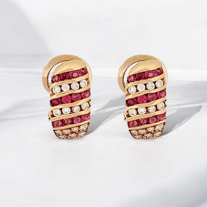 Pendientes de oro amarillo de 18kt con 17 diamantes y 12 rubíes talla brillante en cada pendiente. Estos pendientes tienen una medida de 22,25mm de alto y 13,05mm de ancho. Joyas de segunda mano, restauración y creación de joyas, compro oro Barcelona. Joyeria Ian'Or dónde comprar y vender oro y joyas al mejor precio en Barcelona.