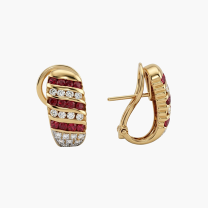 Pendientes de oro amarillo de 18kt con 17 diamantes y 12 rubíes talla brillante en cada pendiente. Estos pendientes tienen una medida de 22,25mm de alto y 13,05mm de ancho. Joyas de segunda mano, restauración y creación de joyas, compro oro Barcelona. Joyeria Ian'Or dónde comprar y vender oro y joyas al mejor precio en Barcelona.
