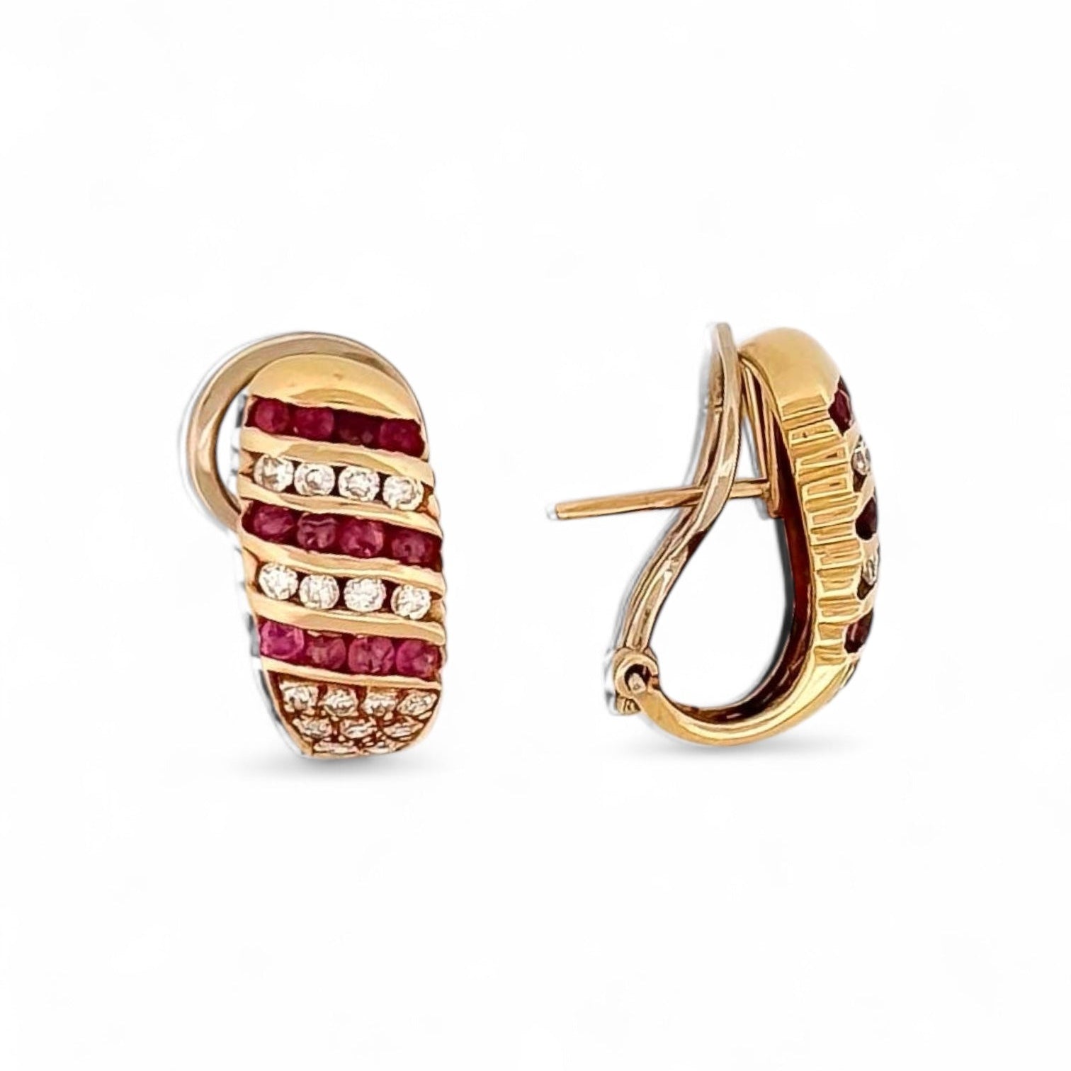 Pendientes de oro amarillo de 18kt con 17 diamantes y 12 rubíes talla brillante en cada pendiente. Estos pendientes tienen una medida de 22,25mm de alto y 13,05mm de ancho. Joyas de segunda mano, restauración y creación de joyas, compro oro Barcelona. Joyeria Ian'Or dónde comprar y vender oro y joyas al mejor precio en Barcelona.