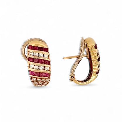 Pendientes de oro amarillo de 18kt con 17 diamantes y 12 rubíes talla brillante en cada pendiente. Estos pendientes tienen una medida de 22,25mm de alto y 13,05mm de ancho. Joyas de segunda mano, restauración y creación de joyas, compro oro Barcelona. Joyeria Ian'Or dónde comprar y vender oro y joyas al mejor precio en Barcelona.
