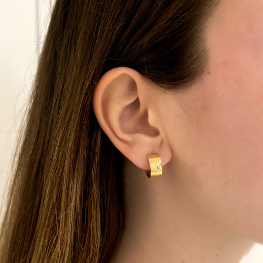 Pendientes de Oro amarillo de 18kt en forma de aro y 1 diamante talla brillante. Cierre Catalán. Esta ha sido restaurada en nuestro taller de Barcelona y se entrega certificada.
Ian'or la  mejor joyeria compra-venta de Oro de Barcelona, te garantizamos el mejor precio. Restauración de joyas vintage y segunda mano. Compro oro Barcelona.