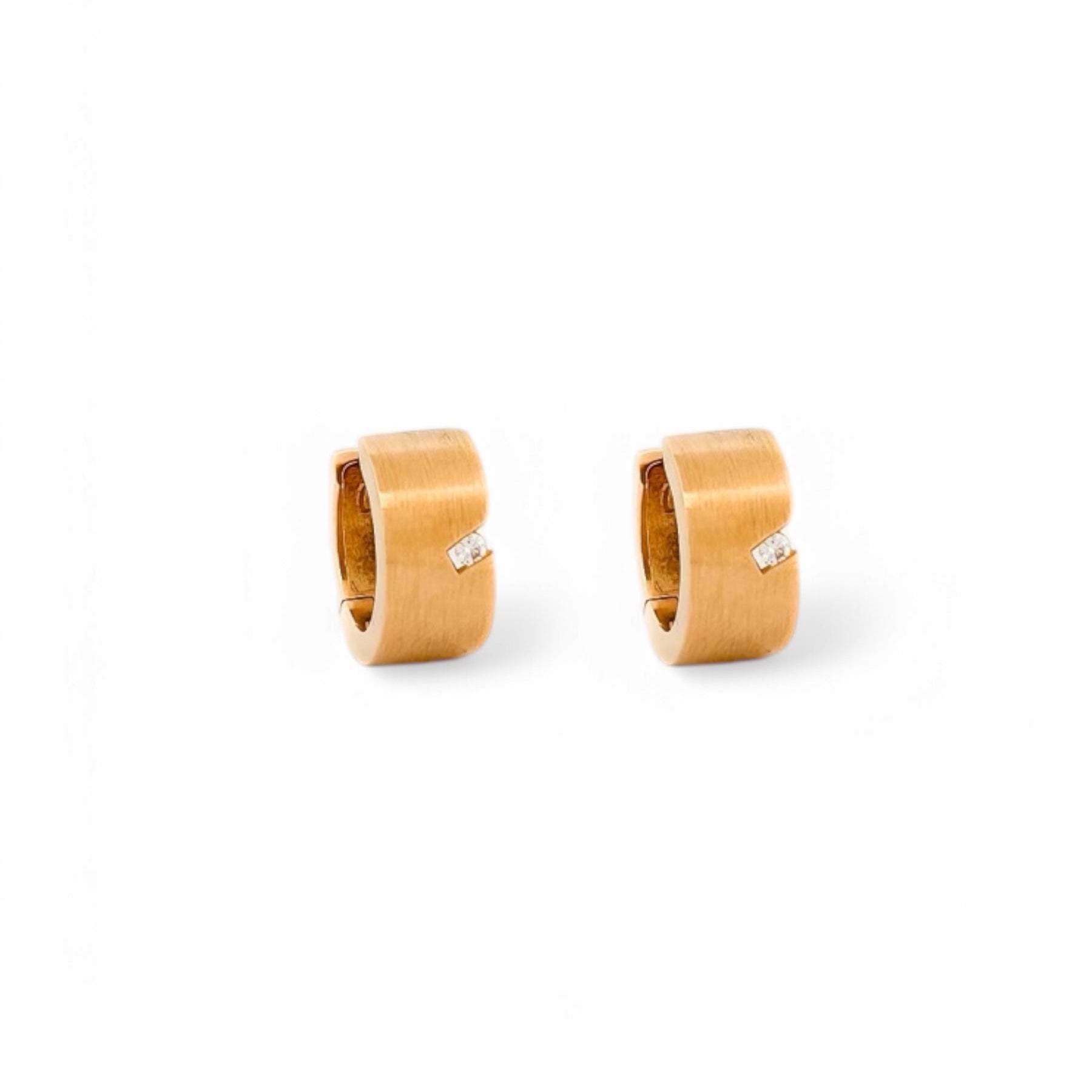 Pendientes de Oro amarillo de 18kt en forma de aro y 1 diamante talla brillante. Cierre Catalán. Esta ha sido restaurada en nuestro taller de Barcelona y se entrega certificada.
Ian'or la  mejor joyeria compra-venta de Oro de Barcelona, te garantizamos el mejor precio. Restauración de joyas vintage y segunda mano. Compro oro Barcelona.