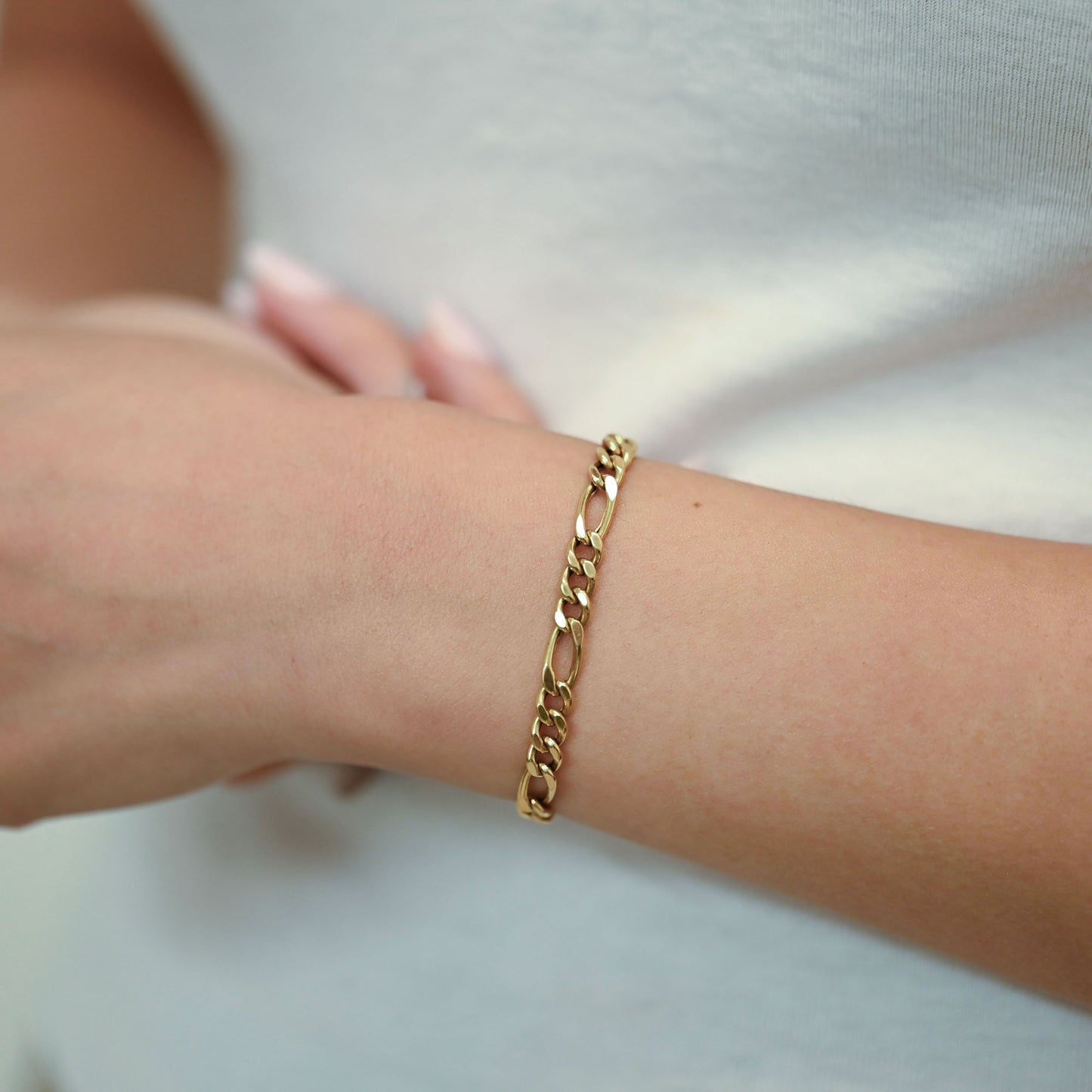 Comprar pulsera oro amarillo de 18kt con cadena alterna barbada. La cadena mide 21cm y dispone de cierre con cadena de seguridad. Envio gratuito
