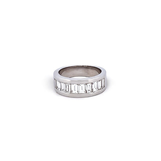 Comprar media alianza de oro blanco de 18kt con carril de 10 diamantes talla baguette. Joyas con diamantes al mejor precio. Joyería Ian'Or. Envío gratis.
