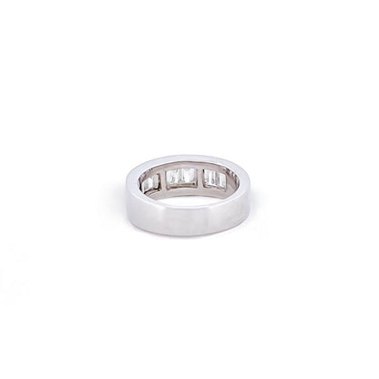 Comprar media alianza de oro blanco de 18kt con carril de 10 diamantes talla baguette. Joyas con diamantes al mejor precio. Joyería Ian'Or. Envío gratis.