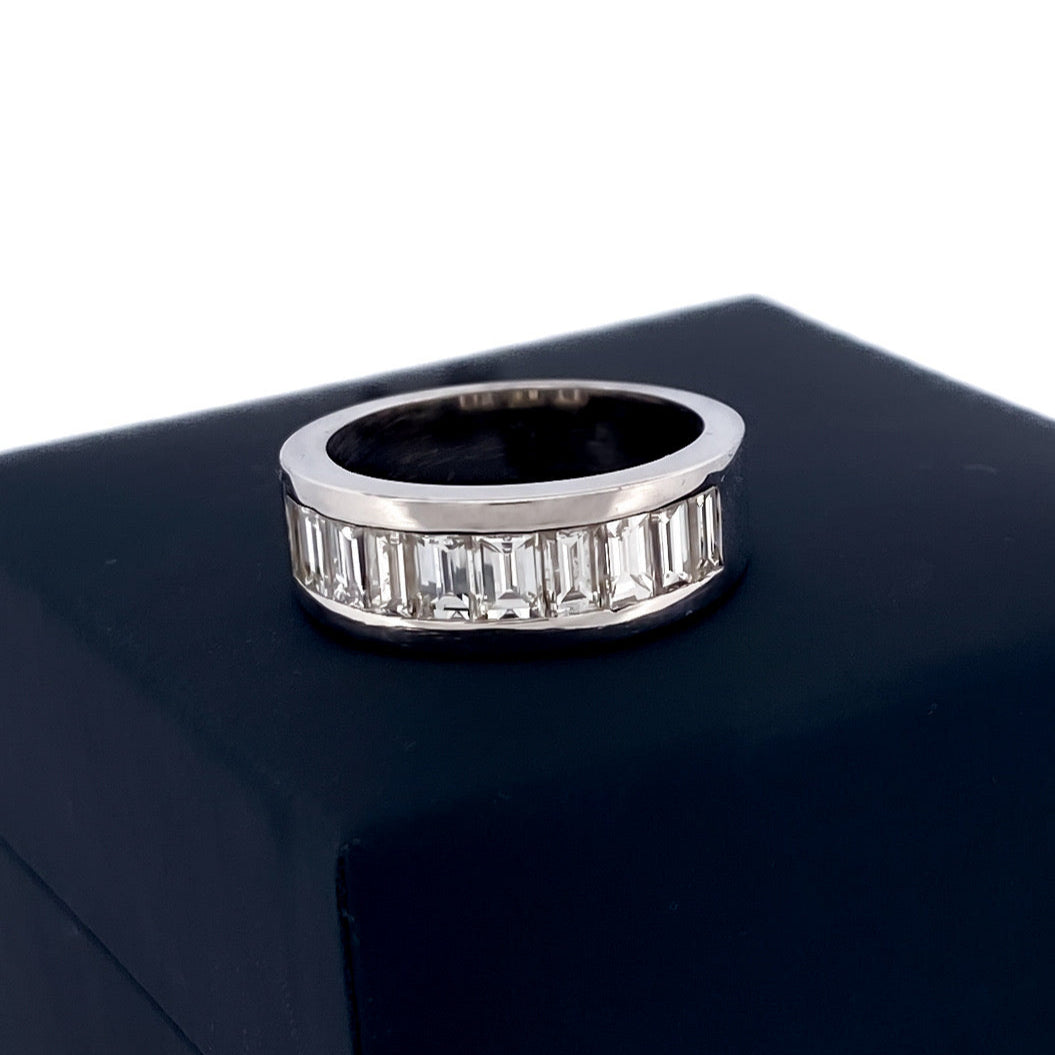Comprar media alianza de oro blanco de 18kt con carril de 10 diamantes talla baguette. Joyas con diamantes al mejor precio. Joyería Ian'Or. Envío gratis.