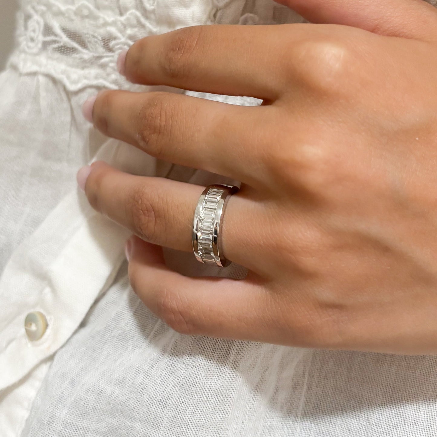 Comprar media alianza de oro blanco de 18kt con carril de 10 diamantes talla baguette. Joyas con diamantes al mejor precio. Joyería Ian'Or. Envío gratis.