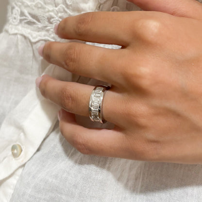 Comprar media alianza de oro blanco de 18kt con carril de 10 diamantes talla baguette. Joyas con diamantes al mejor precio. Joyería Ian'Or. Envío gratis.