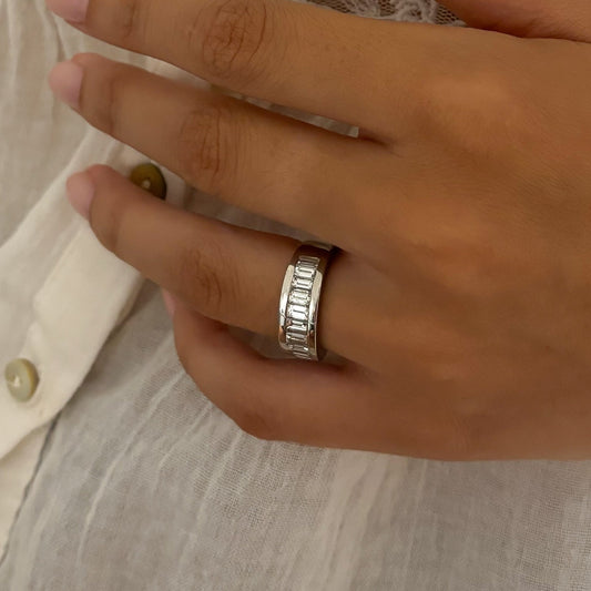 Comprar media alianza de oro blanco de 18kt con carril de 10 diamantes talla baguette. Joyas con diamantes al mejor precio. Joyería Ian'Or. Envío gratis.