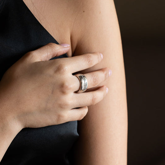 Comprar anillo ancho de oro blanco de 18kt con carril de brillantes en la parte central del anillo. Venta de anillos con diamantes de la mejor calidad al mejor precio.