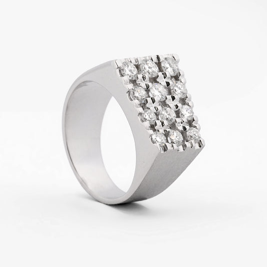 Comprar Anillo de oro blanco de 18kt tipo sello con pavé de diamantes. Joyas segunda mano restauradas. Joyería Ian'Or. Envío GRATIS y pieza certificada.