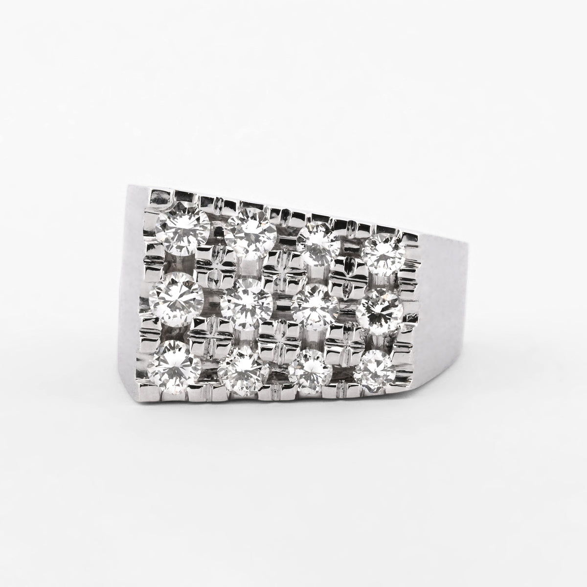 Comprar Anillo de oro blanco de 18kt tipo sello con pavé de diamantes. Joyas segunda mano restauradas. Joyería Ian'Or. Envío GRATIS y pieza certificada.