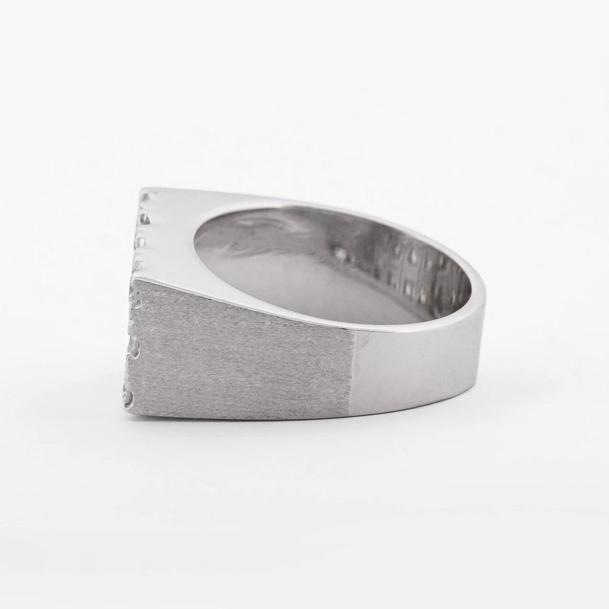 Comprar Anillo de oro blanco de 18kt tipo sello con pavé de diamantes. Joyas segunda mano restauradas. Joyería Ian'Or. Envío GRATIS y pieza certificada.