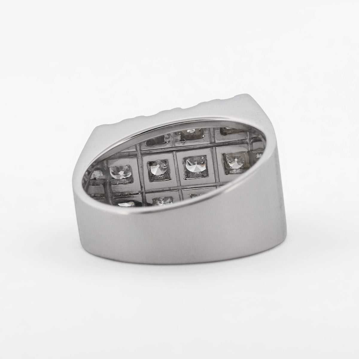 Comprar Anillo de oro blanco de 18kt tipo sello con pavé de diamantes. Joyas segunda mano restauradas. Joyería Ian'Or. Envío GRATIS y pieza certificada.