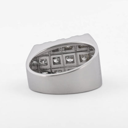 Comprar Anillo de oro blanco de 18kt tipo sello con pavé de diamantes. Joyas segunda mano restauradas. Joyería Ian'Or. Envío GRATIS y pieza certificada.