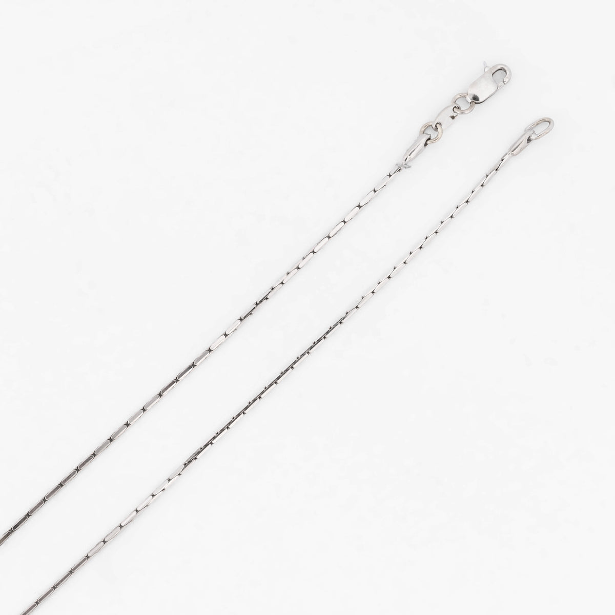 Comprar cadena de oro blanco de 18kt con eslabones de barra cilíndrica. Joyería Ian'Or. Envío GRATIS y pieza certificada.
