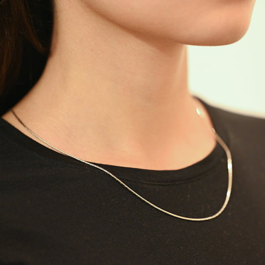 Comprar cadena de oro blanco de 18kt con eslabones de barra cilíndrica. Joyería Ian'Or. Envío GRATIS y pieza certificada.