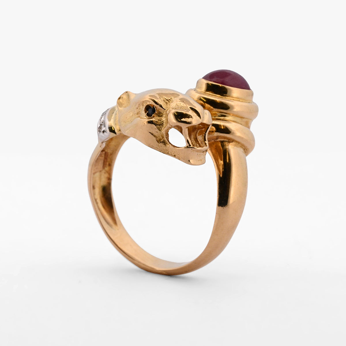 Anillo de oro amarillo de 18kt estilo pantera con rubí cabujón y diamantes. Joyas segunda mano restauradas baratas en Barcelona. Envío gratis. Joyería Ian'Or. Envío GRATIS y pieza certificada.