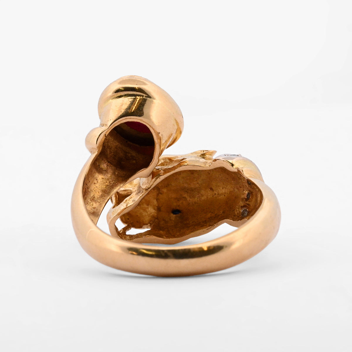 Anillo de oro amarillo de 18kt estilo pantera con rubí cabujón y diamantes. Joyas segunda mano restauradas baratas en Barcelona. Envío gratis. Joyería Ian'Or. Envío GRATIS y pieza certificada.