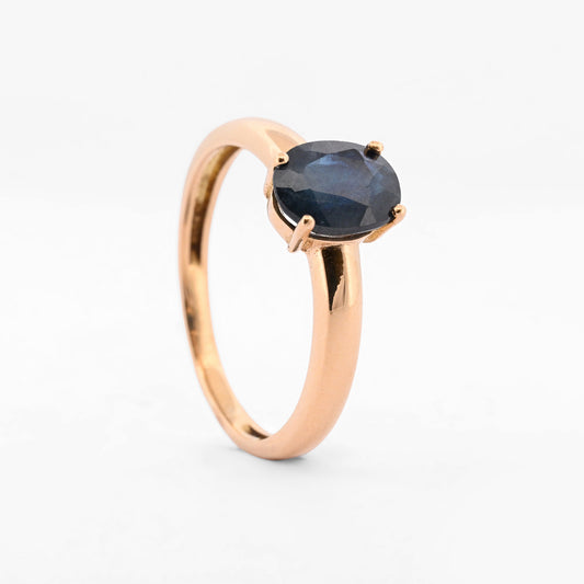 Anillo de oro amarillo de 18kt con zafiro azul ovalado. Joyas segunda mano restauradas baratas en Barcelona. Envío gratis. Joyería Ian'Or. Envío GRATIS y pieza certificada.