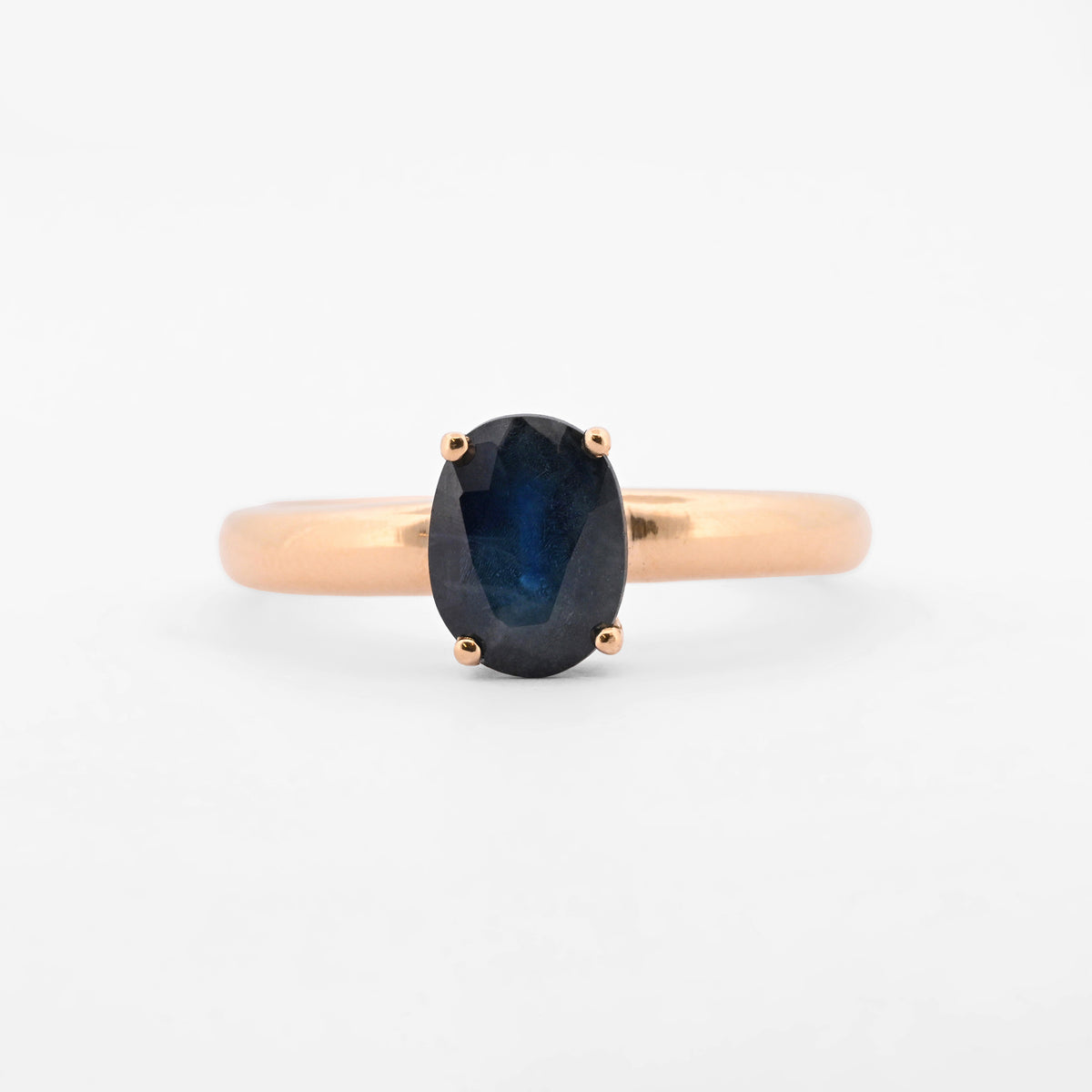 Anillo de oro amarillo de 18kt con zafiro azul ovalado. Joyas segunda mano restauradas baratas en Barcelona. Envío gratis. Joyería Ian'Or. Envío GRATIS y pieza certificada.