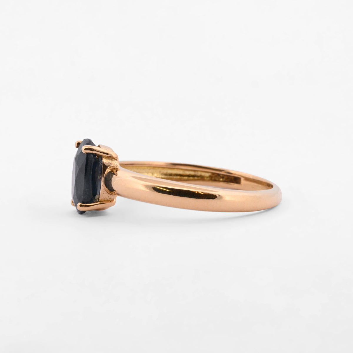 Anillo de oro amarillo de 18kt con zafiro azul ovalado. Joyas segunda mano restauradas baratas en Barcelona. Envío gratis. Joyería Ian'Or. Envío GRATIS y pieza certificada.