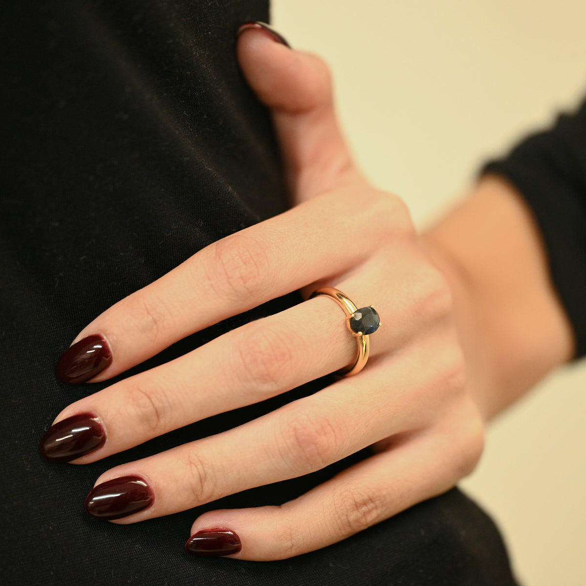 Anillo de oro amarillo de 18kt con zafiro azul ovalado. Joyas segunda mano restauradas baratas en Barcelona. Envío gratis. Joyería Ian'Or. Envío GRATIS y pieza certificada.