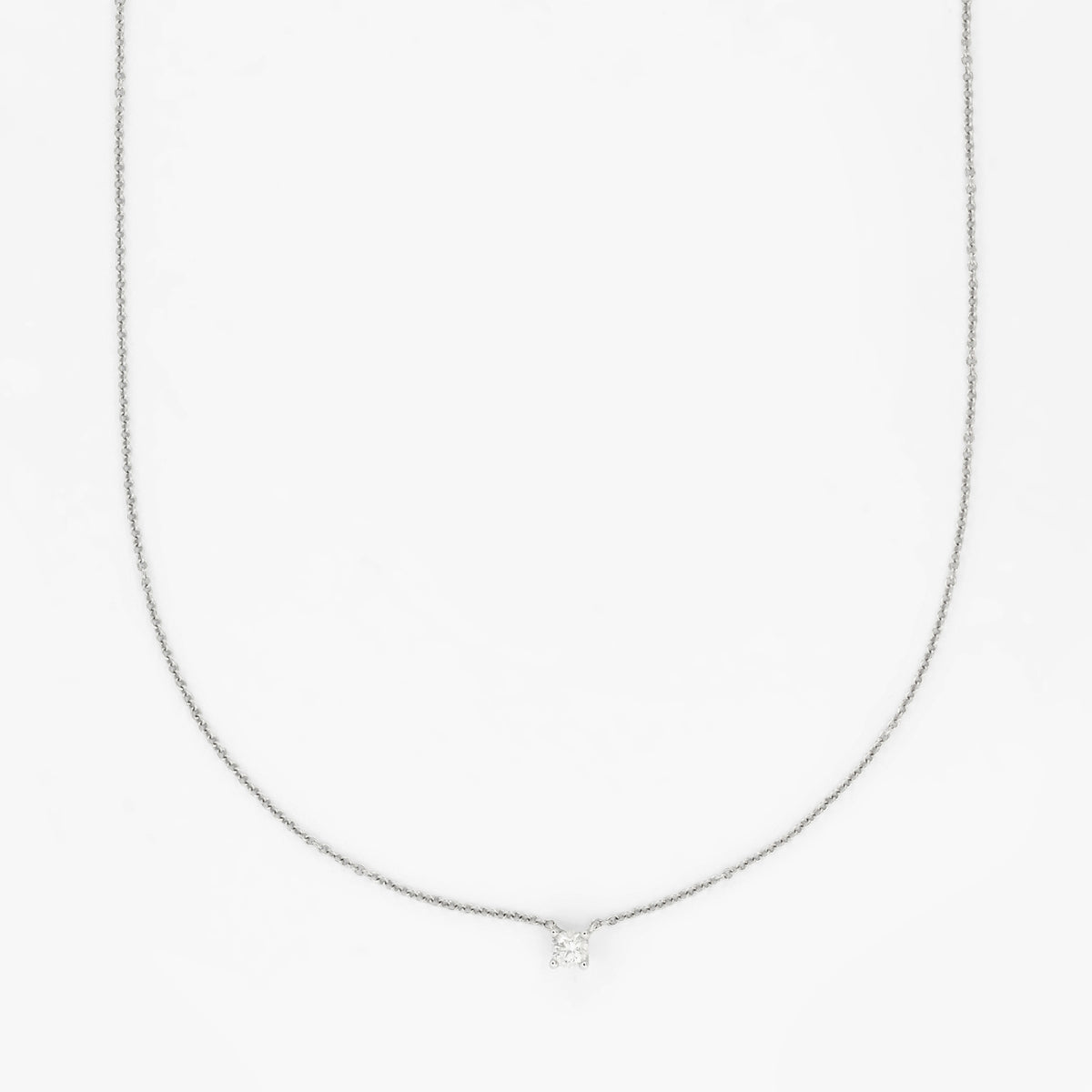 Comprar collar de oro blanco de 18kt con colgante solitario engastado. Dispone de cierre tipo reasa. Joyería Ian'Or. Envio GRATIS. Pieza certificada.