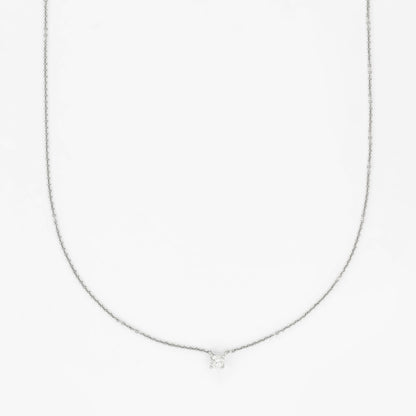 Comprar collar de oro blanco de 18kt con colgante solitario engastado. Dispone de cierre tipo reasa. Joyería Ian'Or. Envio GRATIS. Pieza certificada.