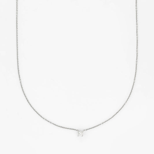 Comprar collar de oro blanco de 18kt con colgante solitario engastado. Dispone de cierre tipo reasa. Joyería Ian'Or. Envio GRATIS. Pieza certificada.