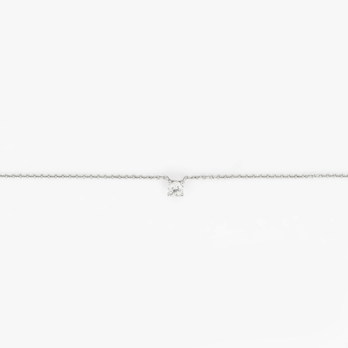 Comprar collar de oro blanco de 18kt con colgante solitario engastado. Dispone de cierre tipo reasa. Joyería Ian'Or. Envio GRATIS. Pieza certificada.