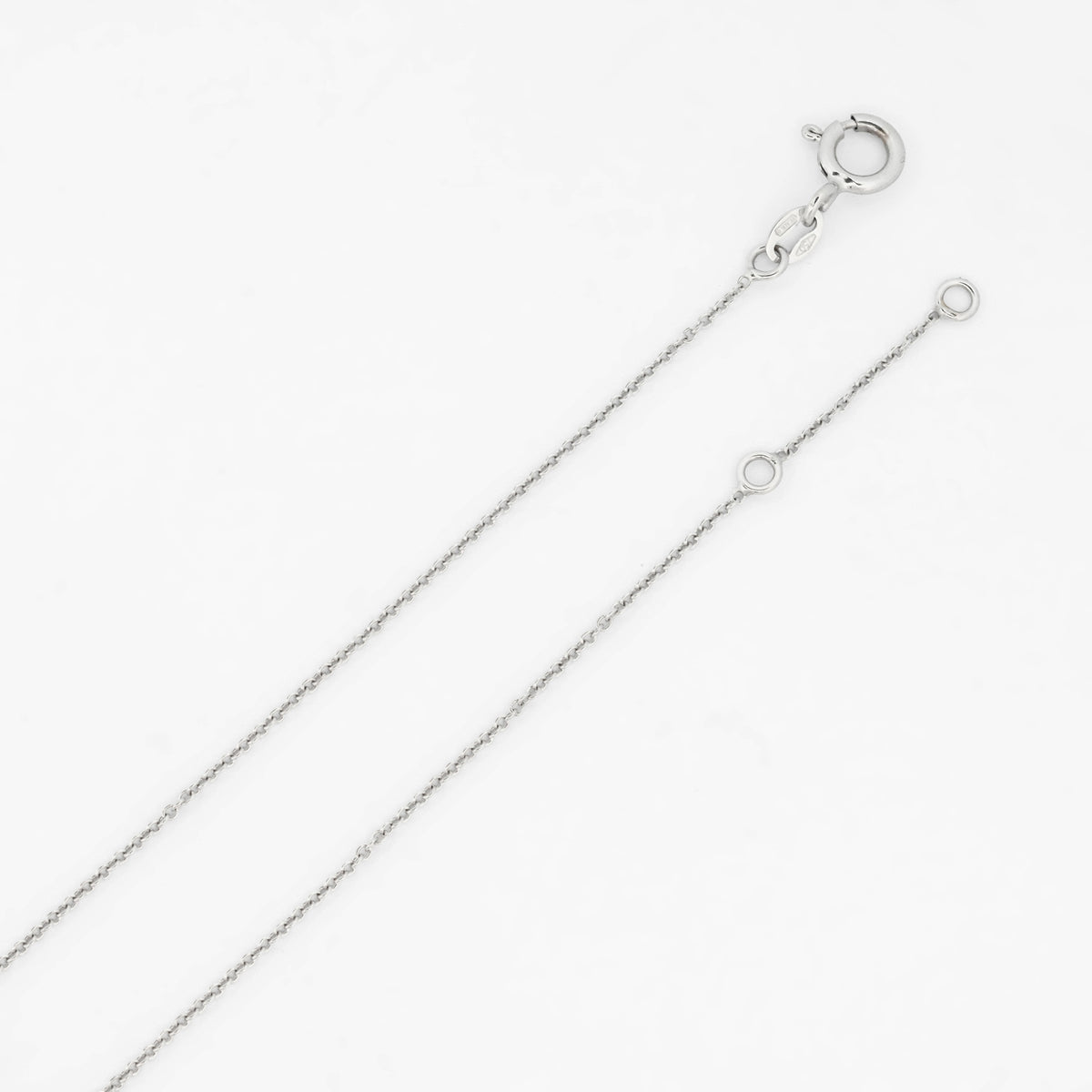 Comprar collar de oro blanco de 18kt con colgante solitario engastado. Dispone de cierre tipo reasa. Joyería Ian'Or. Envio GRATIS. Pieza certificada.