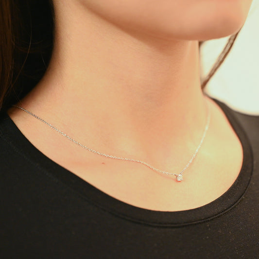 Comprar collar de oro blanco de 18kt con colgante solitario engastado. Dispone de cierre tipo reasa. Joyería Ian'Or. Envio GRATIS. Pieza certificada.