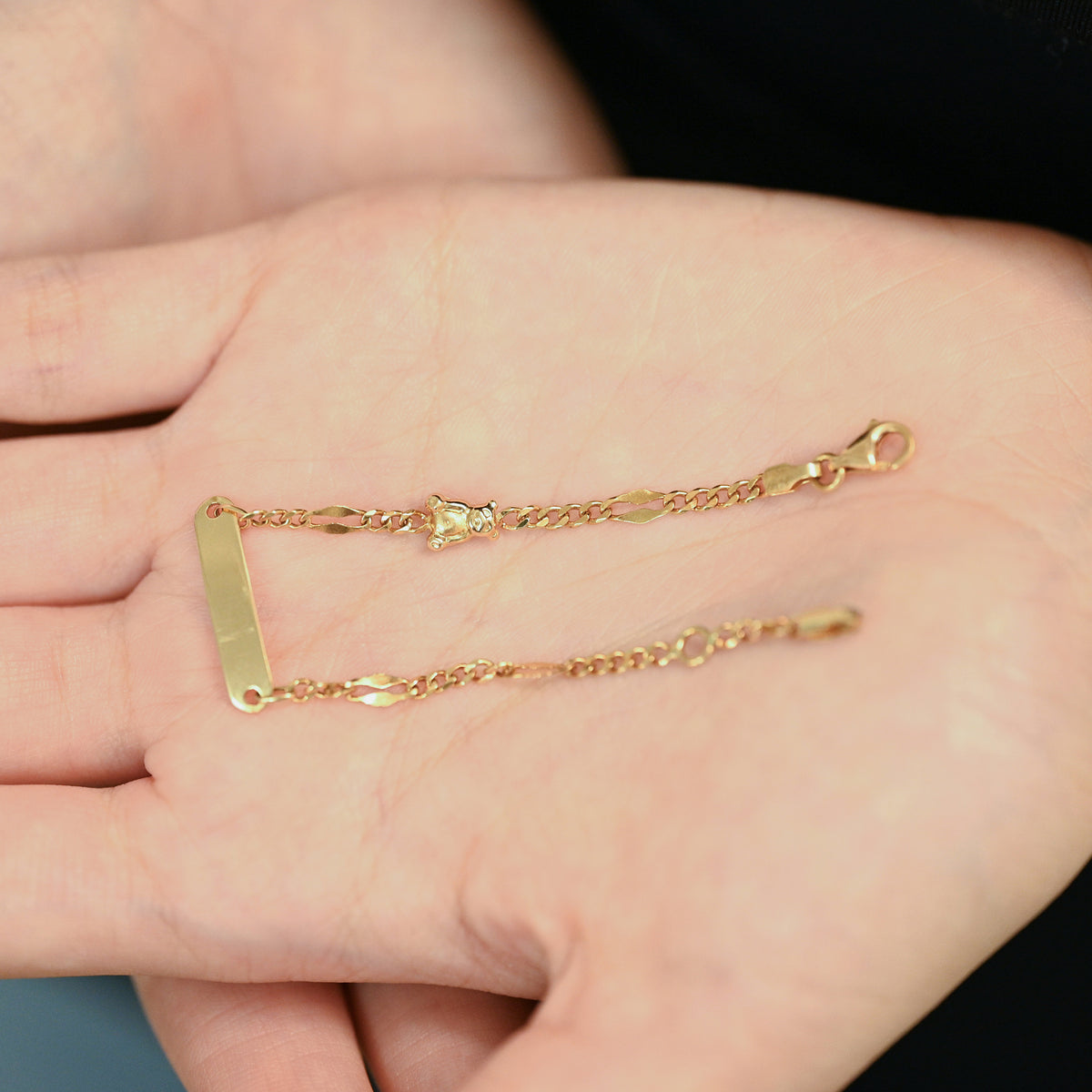 Comprar pulsera de oro amarillo de 18kt con placa central y detalle de osito. Joyeria Ian'Or. Envio gratuito, pieza certificada.