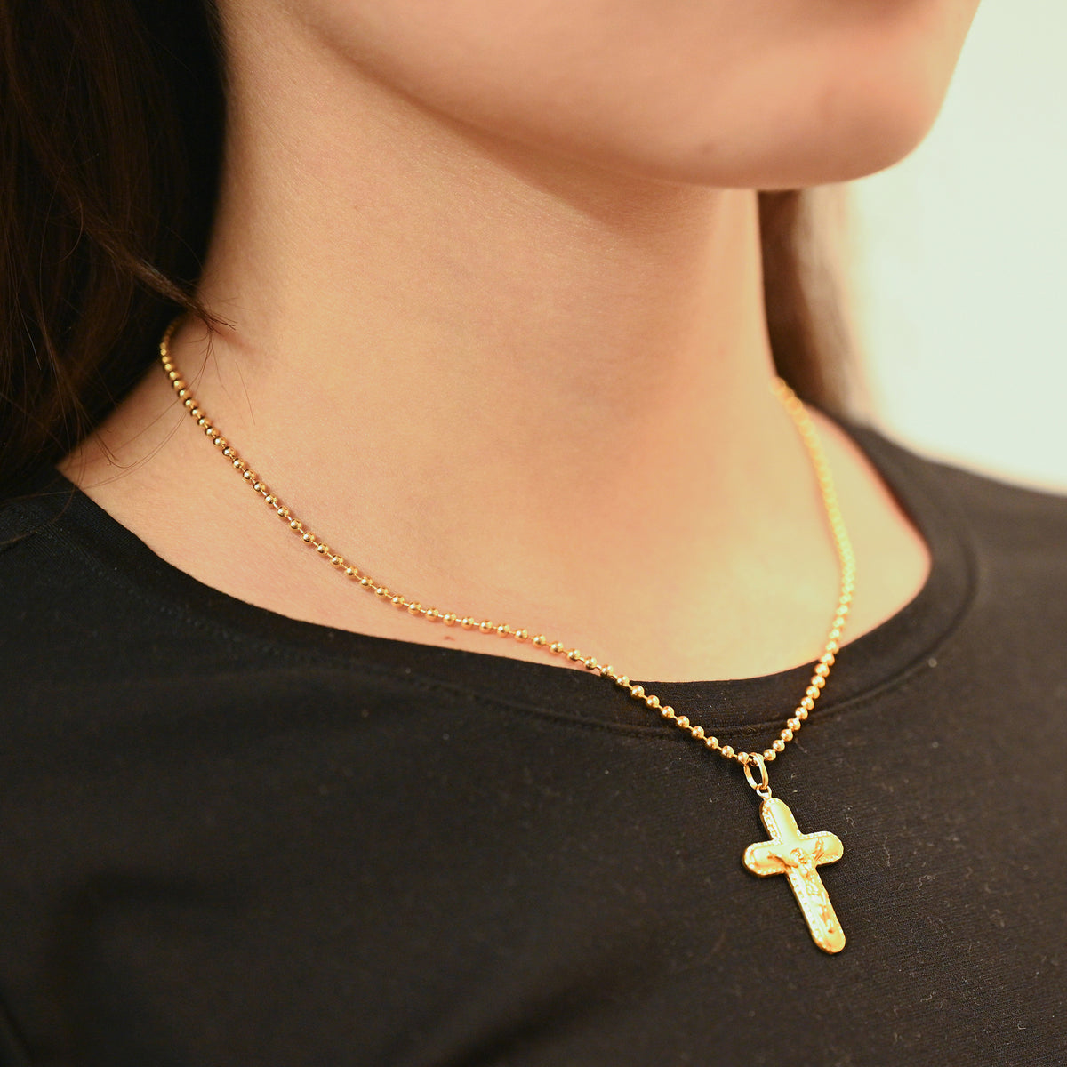 Comprar colgante cruz con figura de Jesucristo en oro amarillo de 18kt y acabado detallado. Joya clásica y elegante de Joyería Ian'Or. Envío gratuito y pieza certificada